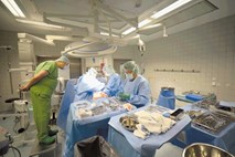 UKC Ljubljana: na operaciji so se trikrat usmerili  na napačen del telesa, a se  je za bolnike vse končalo srečno 
