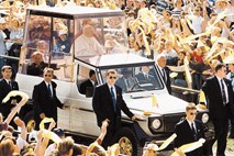 Papamobil, vozilo za prevoz papeža, skrbi za njegovo varnost in omogoča ljudem, da ga na potovanjih dobro vidijo