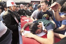 Turčija bolj napada Kurde kot Islamsko državo