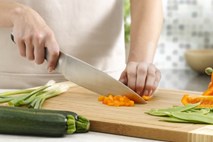 Chef v domači kuhinji: predstavljamo vam tehnike rezanja in sekljanja  