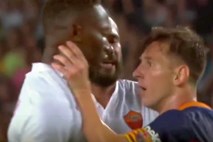 Vzkipljivi Messi branilca Rome zagrabil za vrat (video)