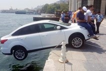 Video dneva: iznajdljivi prebivalci Istanbula so s sedenjem na pokrovu avtomobila preprečili, da bi se ta prevrnil v morje