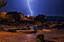 Nevihte in ohladitev: V Dubrovniku sredi dneva prižgali luči, v Crikvenici voda drla po ulicah (video)