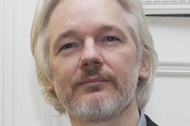 Julian Assange o tem, da se ne boji napada z brezpilotnim letalom, ker ima belo polt