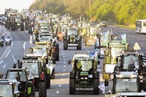 Živinorejci s traktorji v Parizu izsilili moratorij za odplačevanje dolgov in manjše socialne prispevke