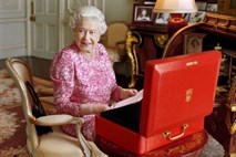 Kraljica Elizabeta II. na britanskem prestolu zdržala najdlje od vseh, do svetovnega rekorda ji manjka še skoraj 20 let