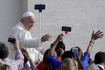 Konservativni kardinali naj bi pripravljali upor proti papežu