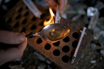Dolenjski preprodajalci drog so heroin skrivali v otroškem grobu