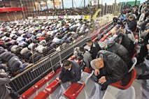 Islamska skupnost v Sloveniji upa, da jim leta 2017 ne bo treba več moliti v športni dvorani 