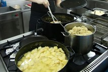 Varna hrana: Javne kuhinje manj nemarne kot gostilne
