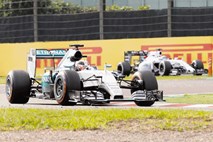 Hamilton z manevrom v prvem ovinku poskrbel za zmago in nejevoljo Rosberga