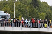 Dobrodošlica Merklove beguncem v Nemčiji ni več tako dobrodošla