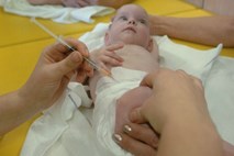        Obetajo se spremembe pri cepljenju: milejše do staršev, ki se mu upirajo in jim danes grozi globa?