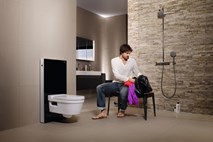 Tehnološki in oblikovalski trendi za varčno, udobno in elegantno kopalnico  