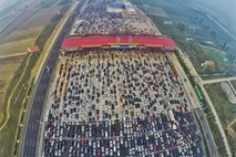 Prometni zastoj po kitajsko: na tisoče vozil obtičalo na 50 prometnih pasovih pred cestninsko postajo