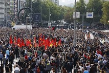 »Erdogan, morilec«: Dan po samomorilskih napadih v Turčiji več tisoč protestnikov zahteva odstop vlade