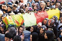 Teroristični napadi v Ankari na plečih Kurdov okrepili volilni boj Erdogana za oblast