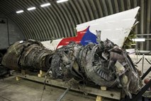 Preiskava strmoglavljenja letala MH17 na vzhodu Ukrajine  pokazala na rusko raketo