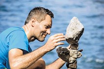 Lokalne face: Miha Brinovec, umetnik balansiranja kamnov
