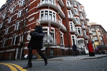 Britanska policija Juliana Assangea ne straži več 24 ur na dan