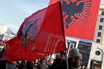 Nasprotniki kosovskega sporazuma s Srbijo že drugič s solzivcem prekinili sejo parlamenta