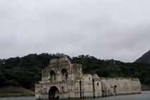 Iz mehiškega jezera pokukale razbitine kolonialne cerkve