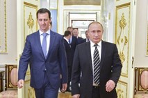 Asad po štirih letih prvič v tujini: V Moskvi je obiskal svojega zaveznika Vladimirja Putina