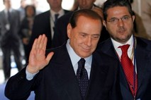 Berlusconi v biografiji Sarkozyja označil kot »naduteža in kretena«, hvali pa Busha in Putina