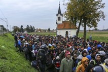 Reportaža z begunske poti od Rigonc do Brežic: Očistite prostor za premiera!