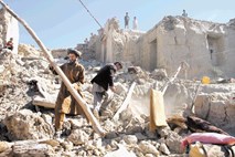 Potres v Pakistanu in Afganistanu: zemeljski plazovi še vedno napoti reševalcem