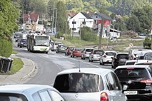 Na Dolenjski cesti namesto za ljudi država dela za motorna vozila 