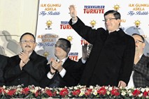 Volitve v Turčiji: Vnovična absolutna večina v parlamentu Erdoganu ne zadostuje za uvedbo predsedniškega sistema