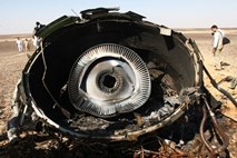 Anonimni vir s podatki analize črne skrinje trdi, da ruskega letala ni zadel zunanji predmet