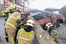 Gasilci: Rezali pločevino, žagali drevesa, reševali življenja