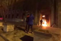 Ruski provokativni umetnik Pavlenski zažgal vhod v stavbo FSB