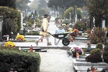 Mešetarjenje z grobovi bi lahko po novem zakonu prepovedali