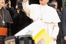 Papež tudi po knjigah dveh novinarjev v boju proti gnili vatikanski administraciji 