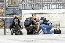 Francoska policija lovi osmega pariškega napadalca in morebitne sokrivce 