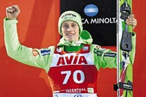 Odličen začetek slovenskih skakalcev: Konkurenca občuduje in zavida 16-letnega Domna Prevca