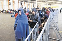 Vlada na liniji s SDS: beguncem bi vzeli žepnino in jih poslali domov