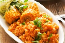 Mehiški rdeči riž s pečeno koruzo in zeljno solato