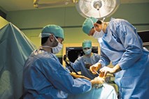 Pomanjkanje anesteziologov v Mariboru: spet po tuje zdravnike, domačim za petino boljše plačilo 