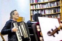 Intervju s harmonikarjem in skladateljem Bratko Bibičem: Rožice v obliki trnovih kron iz britvic