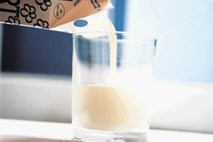 Ljubljanske mlekarne so napovedale, da bodo odkupno ceno mleka znižale za 0,45 centa na liter