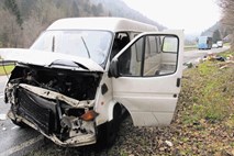 V prometni nesreči na regionalni cesti v Zajasovniku Poljakinja padla iz kombija