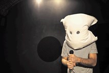 Predstava Snofor v BiTeatru: težave oblazinjene glave