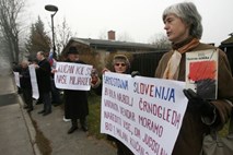 Pred hišo Milana Kučana protestiralo okoli 10 ljudi in poskušalo zažgati biografijo