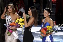 Po odkritju napake so miss Kolumbije med slavjem odvzeli krono in jo nadeli pravi zmagovalki - miss Filipinov