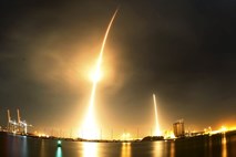 Prva raketa po uspešni misiji v vesolju  navpično pristala nazaj na Zemlji