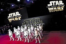 Bitka na polici z igračami: Martin Krpan s kijem nad Dartha Vaderja